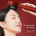 Mujer usando el peine masajeador de luz roja: 3 modos de masaje y ciclo de 10 minutos